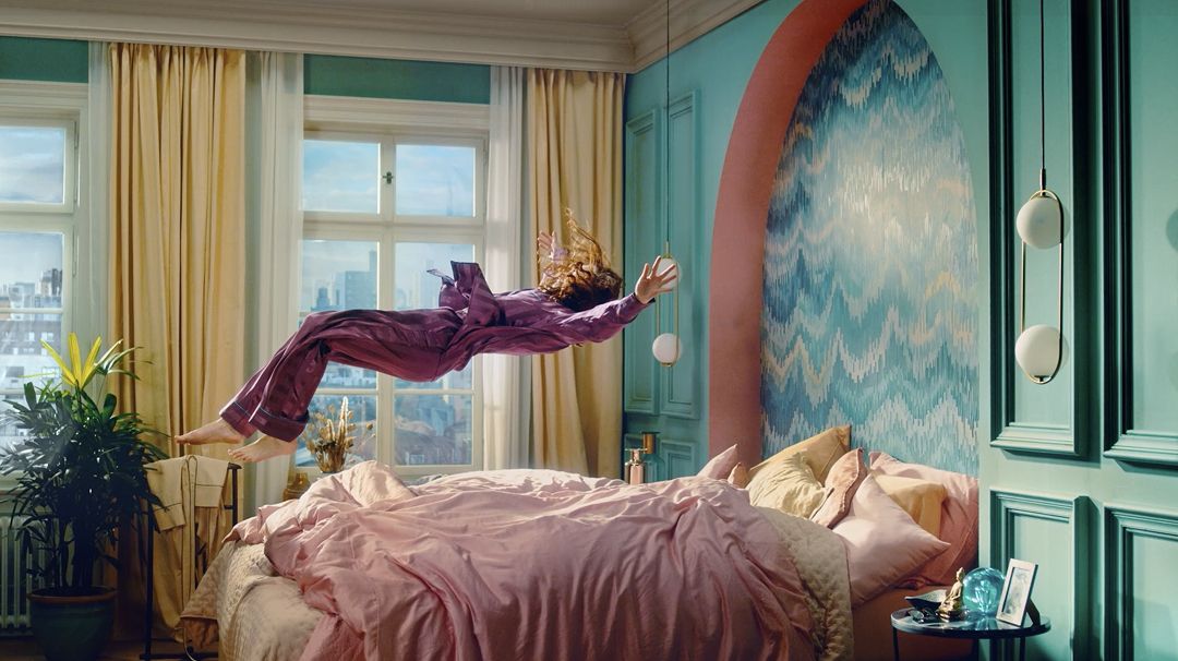 Osoba spadająca na łóżko